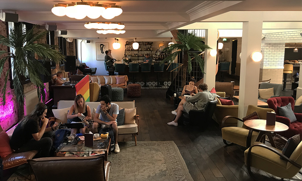 Turistas e locais no lobby do Hotel Hoxton em Amsterdã